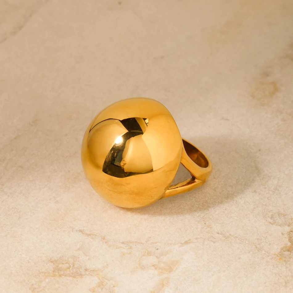 Bague Sphérique Chubby en Acier Titane Style Froid Plaqué Or 18K, un bijou tendance pour un look moderne et un style unique.