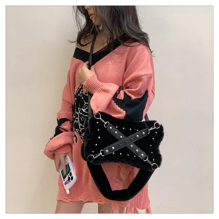 Sac bandoulière en peluche à rivets Sweet Cool Hot Girl — Le style rencontre le confort ! Un accessoire incontournable pour compléter vos tenues avec audace.