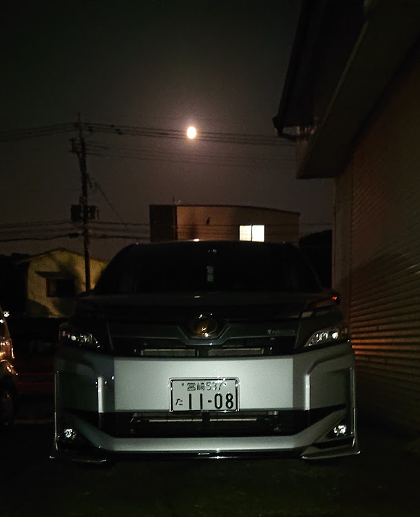 ヴォクシーのチームピンスト・スタイリッシュトヨタマーク・ステッカーチューンに関するカスタム事例の投稿画像1枚目