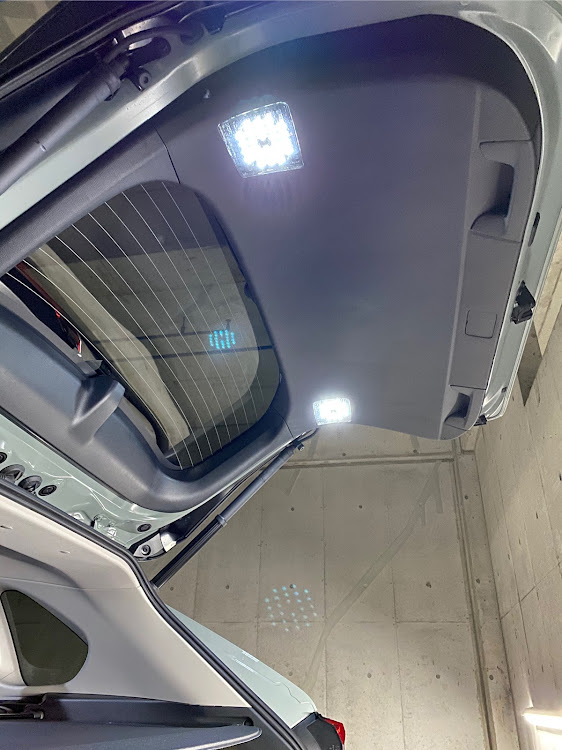 RAV4のトランクルーム・ランプ追加・rav4に関するカスタム事例の投稿画像1枚目