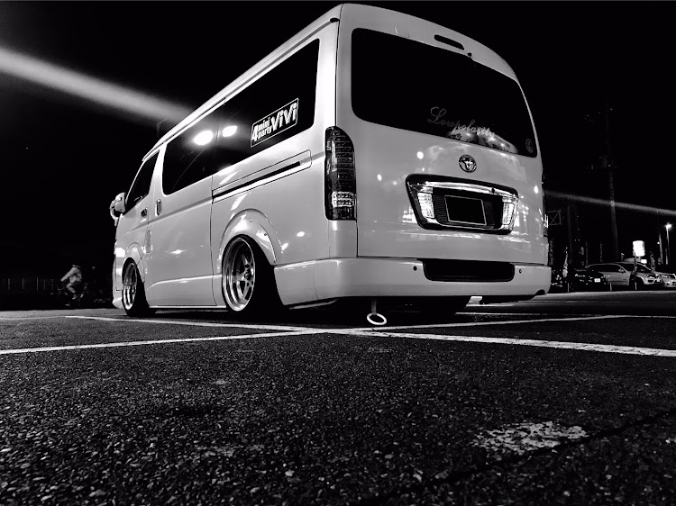 ハイエースのモノクロ祭り便乗・ハイドロ・関東輩　東海輩　東北輩　関西輩に関するカスタム事例の投稿画像1枚目
