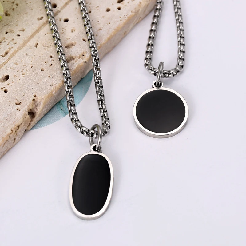 Colar oval de aço inoxidável titânio cor aço, sofisticação e durabilidade. Ideal para looks casuais e elegantes, um acessório perfeito.