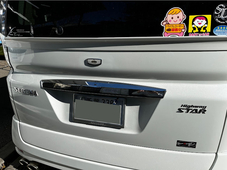 セレナの今年もあとわずか・DIY・シーマ純正エンブレム・ビフォーアフター・可愛い我が子に関するカスタム事例の投稿画像2枚目