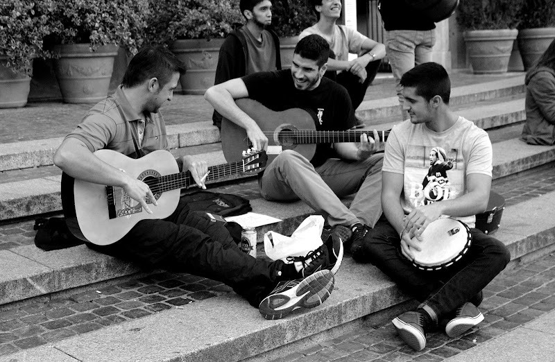 musica in strada. di Naldina Fornasari