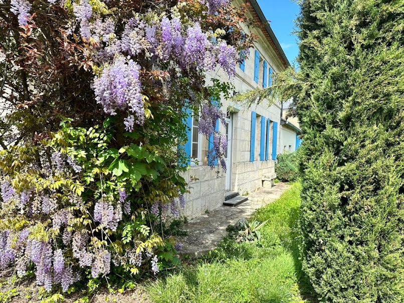 Vente maison 8 pièces 215 m² à Fontcouverte (17100), 218 400 €