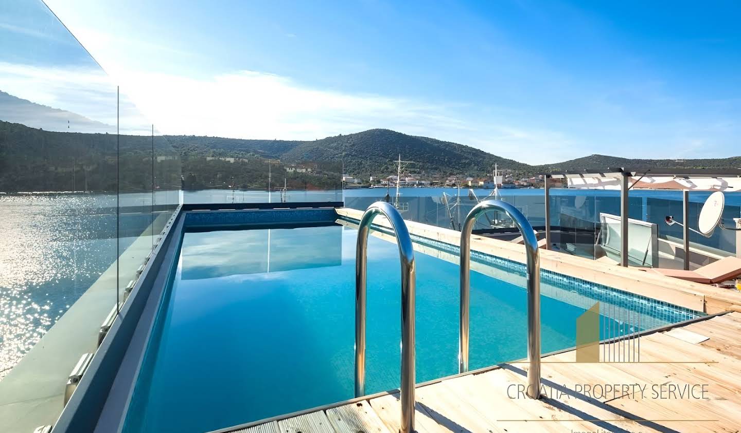 House with pool and terrace Vinišće