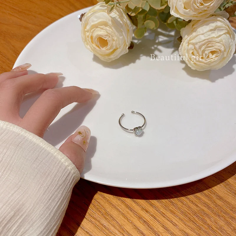 Vrouwenmode ring met liefdevolle, gekleurde hartvorm. Temperamentvolle uitstraling en stijlvol design. Een perfect cadeau voor elke gelegenheid of jezelf.