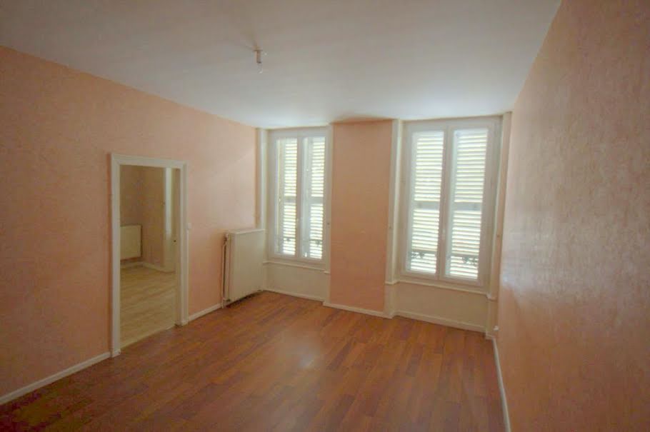 Location  appartement 3 pièces 55 m² à Montluçon (03100), 415 €