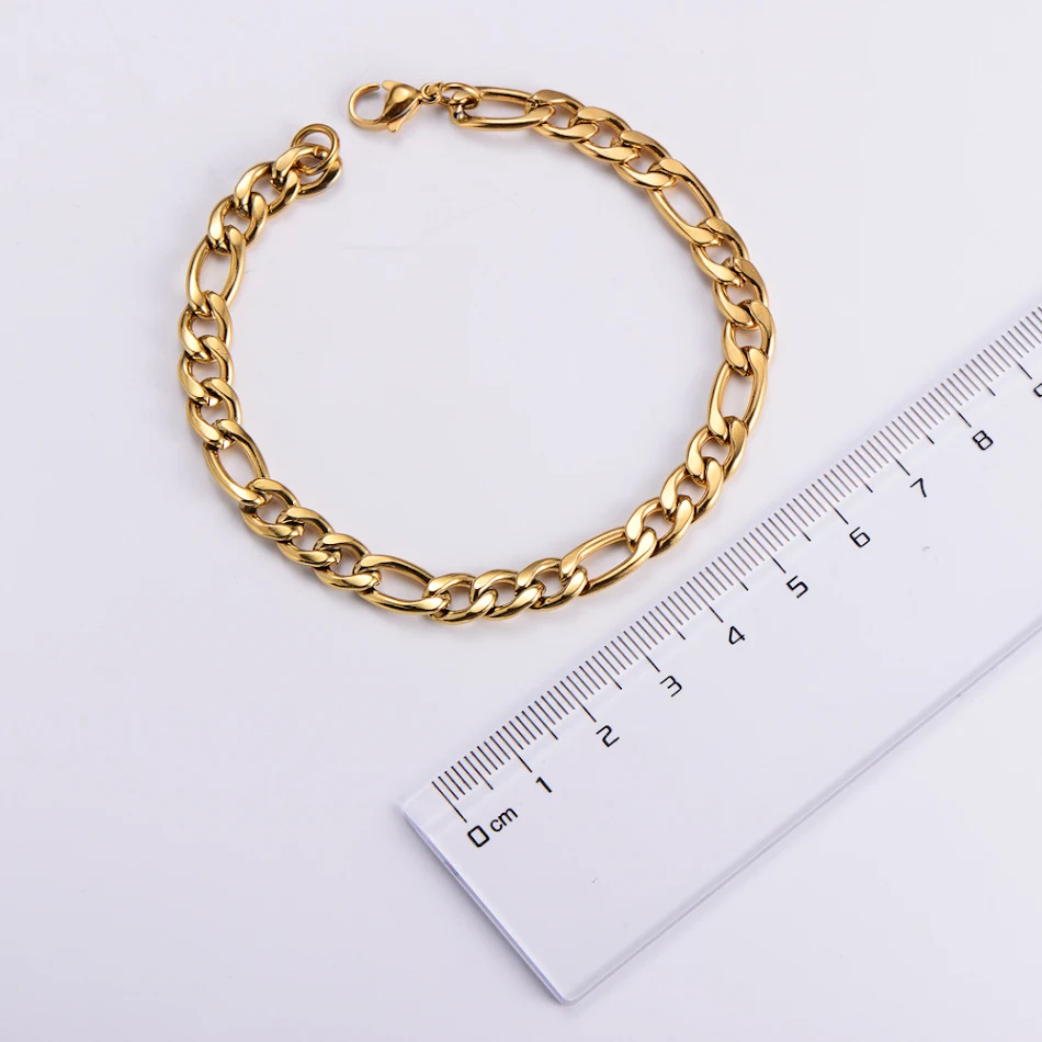 Bracelet en acier inoxydable plaqué or 18 carats, élégant et résistant. Parfait pour un style quotidien rehaussé d'un éclat durable et raffiné.
