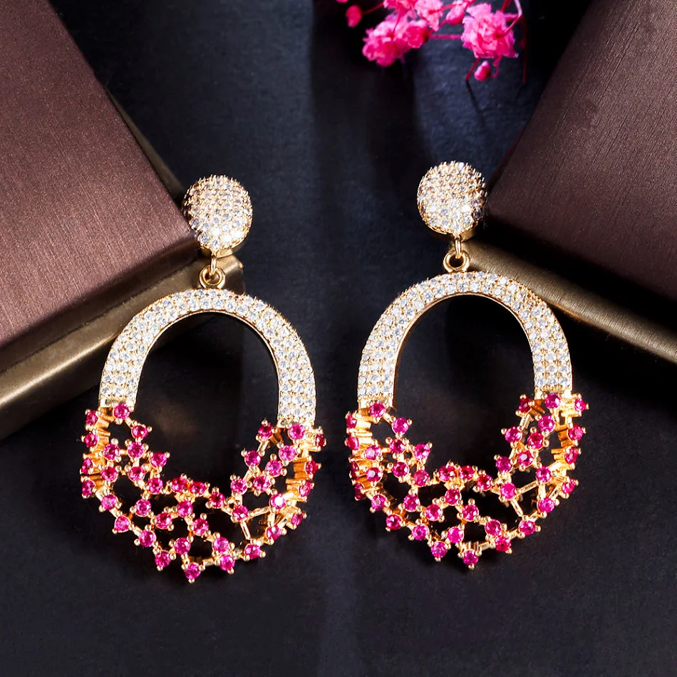Holle oorstekers met kristallen diamant. Voeg subtiele glans en verfijning toe aan je dagelijkse look. Stijlvolle oorbellen voor dames. Schitter met klasse.