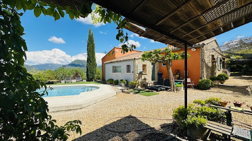 Propriété avec piscine et jardin 1