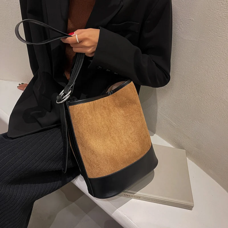 Sac seau tendance, simple et épuré avec couleur pure givrée. Parfait pour un usage quotidien, ce sac offre style et praticité.