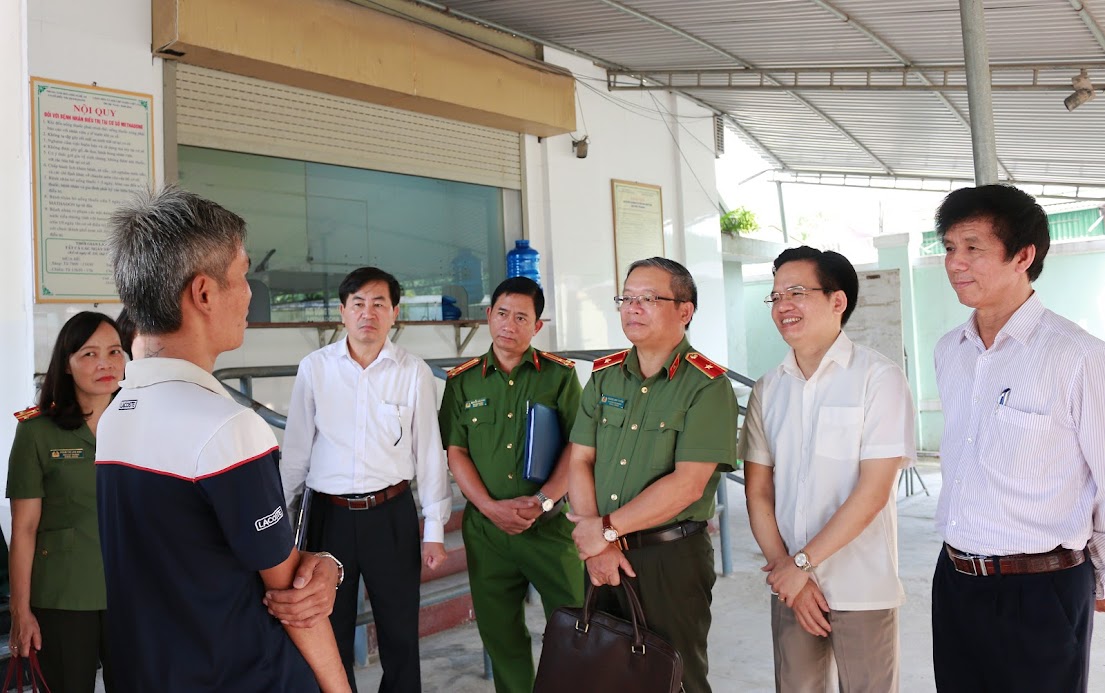 Đoàn công tác liên ngành Ủy ban Quốc gia phòng, chống AIDS và phòng, chống tệ nạn ma túy, mại dâm, do đồng chí Thiếu tướng Hoàng Anh Tuyên, Phó Chánh Văn phòng Bộ Công an, Phó trưởng Đoàn liên ngành dẫn đầu thăm hỏi, động viên tinh thần bệnh nhân đang điều trị Methadone