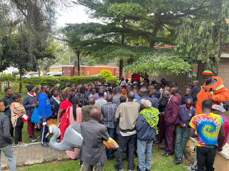 Former Nairobi Governor Mike Sonko with representatives of 400 families seeking compensation for their 94-acre Dupoto Darfur land along Mombasa Road.