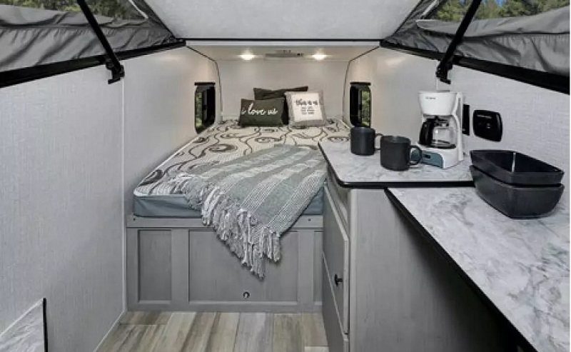 Coachmen Clipper Escape 9.0TD interior - Jeep campers