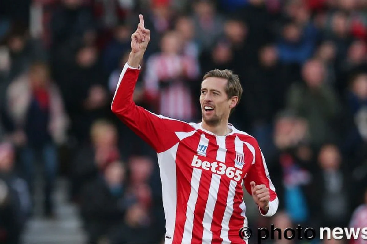 Heerlijk: Peter Crouch die Chelsea-fan de grond inboort