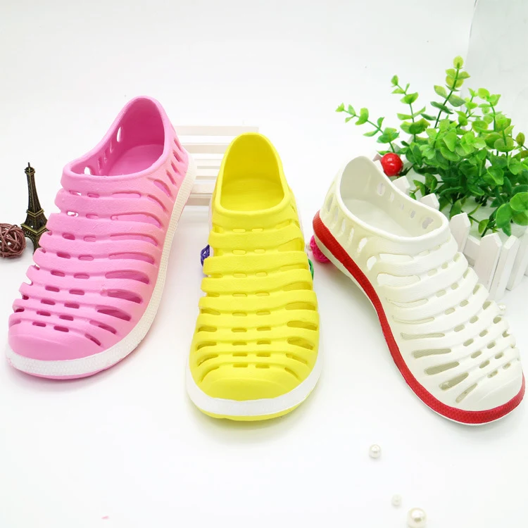 Gekleurde regenboog strandslippers voor dames en meisjes. Perfect voor het strand, comfortabel en anti-slip. Geniet van de zomer met deze sandalen!