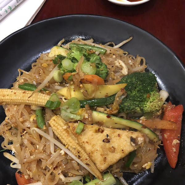 I got tofu, vegetable pad Thai gluten free! I also got vegetarian fresh rolls which are also gluten free. I was pleased that the waitress knew which items were gluten free.