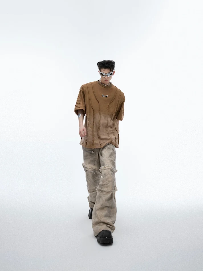 T-shirt a maniche corte con spalle imbottite e sfumatura sbiadita, per un look casual e alla moda, perfetto per ogni occasione.