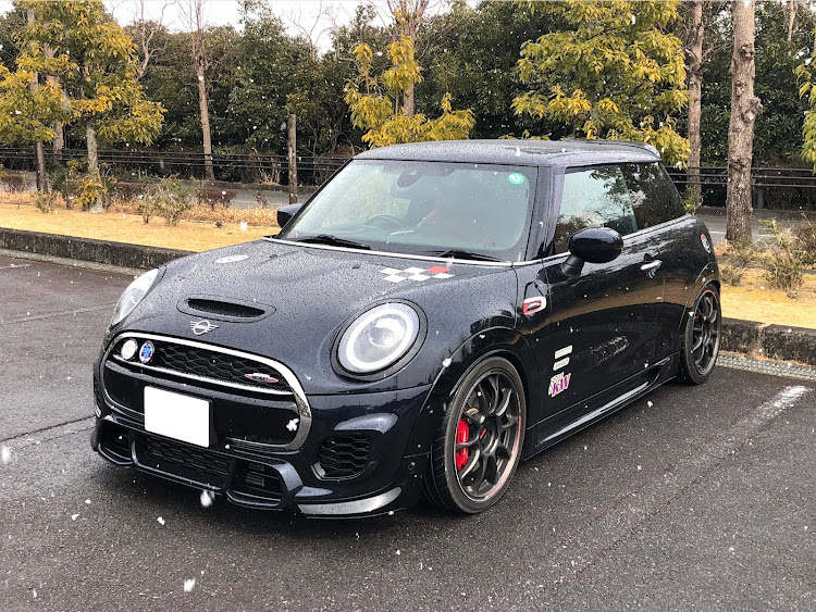 ミニジョンクーパーワークスのMINI・まだまだ寒い・雪が散らつく❄️に関するカスタム事例の投稿画像2枚目