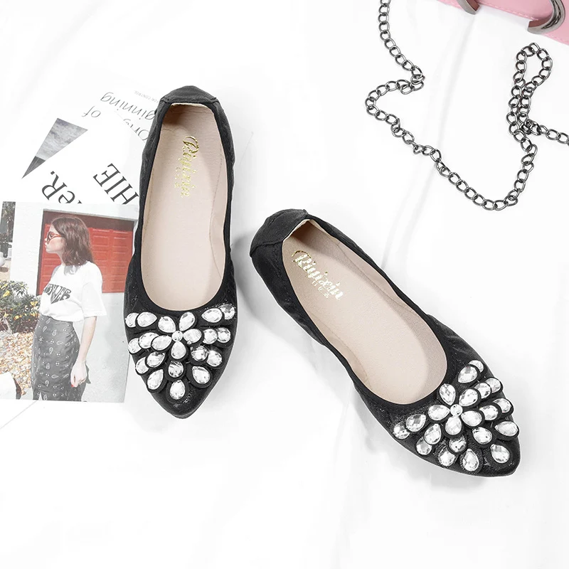 Sapatos femininos de bico fino com solado macio e strass, perfeitos para conforto e elegância em diversas ocasiões.