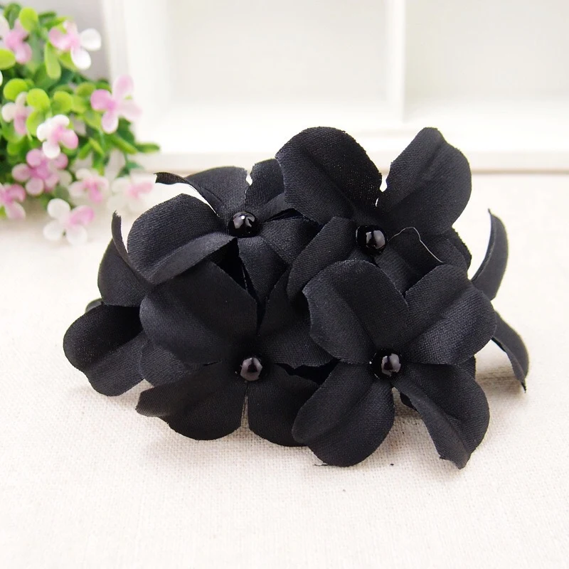 Accessori per capelli da donna fatti a mano in tessuto con sei fiori, per completare ogni acconciatura con un tocco floreale.
