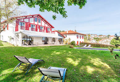 Maison avec piscine et jardin 4