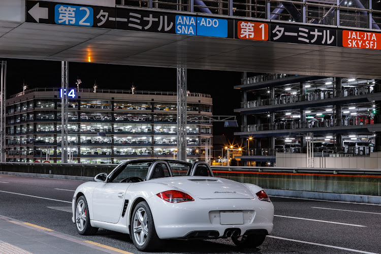 ボクスターのオープンカーのある生活・PORSCHE・987ボクスターS・2022ベストショット・羽田空港ターミナルに関するカスタム事例の投稿画像1枚目