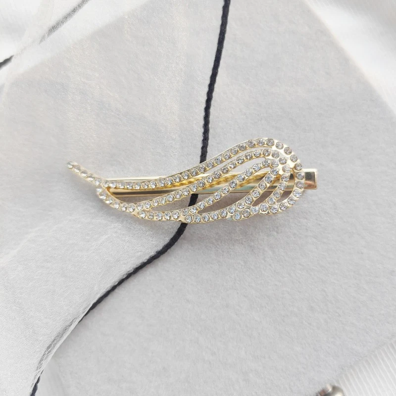 Zuid-Koreaanse temperamentstijl eendenbekclip met parels en strass in holle hartvorm voor charmante kapsels en looks.
