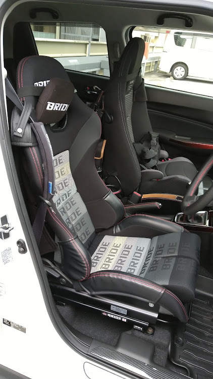 スイフトスポーツのBRIDE セミバケットシート・STRADIAIII・ストラディア3に関するカスタム事例の投稿画像1枚目