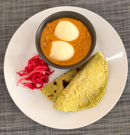 Kadai Egg With Spinach Basil Chapati And Onion Salad