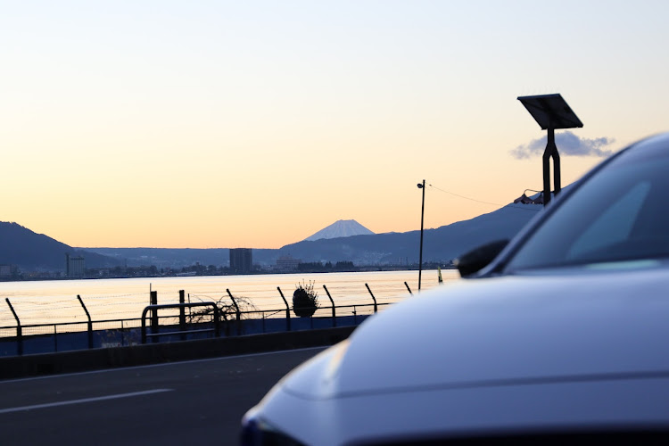 MAZDA3のあけましておめでとうございます・今年もよろしくお願いします・初日の出に関するカスタム事例の投稿画像2枚目