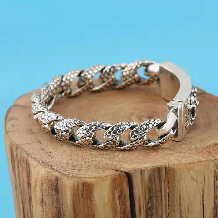 Pulsera Escultura Hombre con Patrón Dragón Vintage, Liderazgo y Estilo. Un accesorio audaz que realza tu personalidad y confianza.