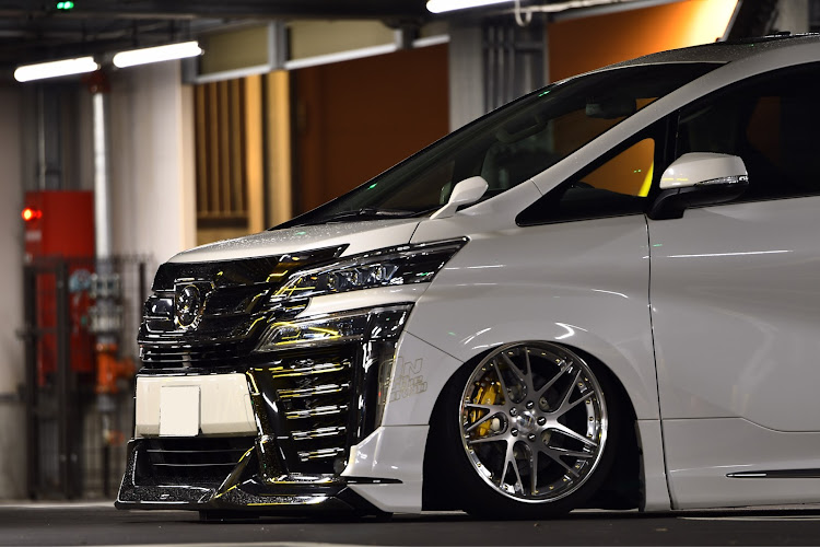 ヴェルファイアのACCエアサス・モデリスタ・一眼レフ初心者・workwheels・SIGMA 70-200 f2.8に関するカスタム事例の投稿画像1枚目