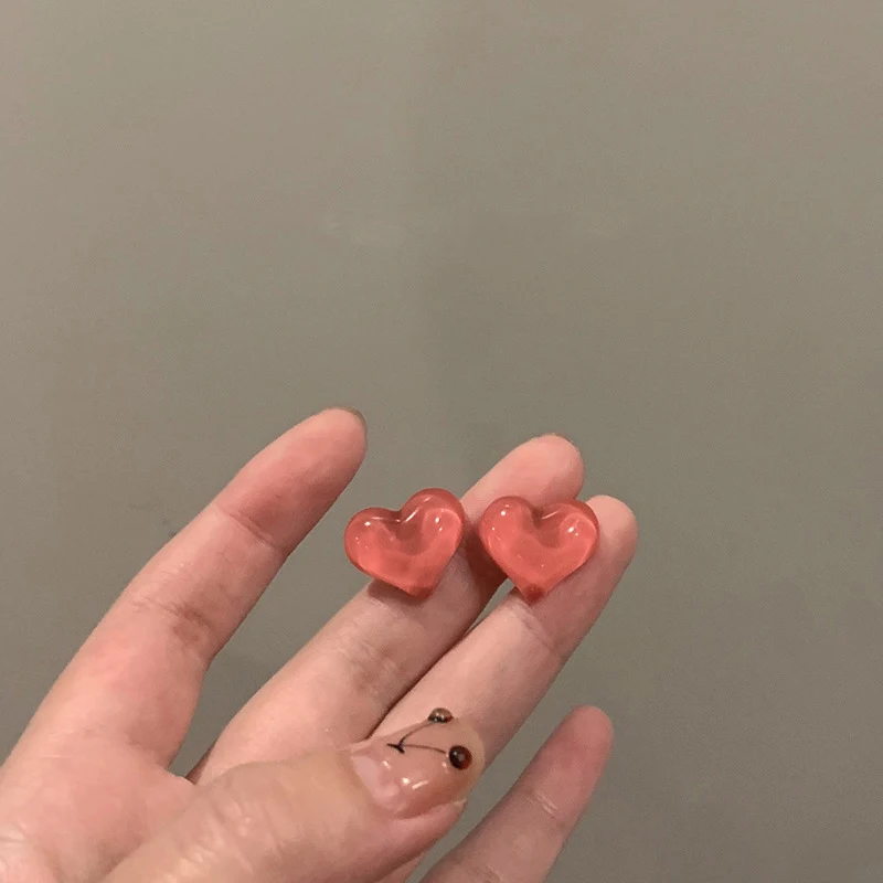 Jelly Love hartvormige oorbellen met oorclip, een schattig en modieus accessoire dat je outfit een speelse en comfortabele touch geeft.