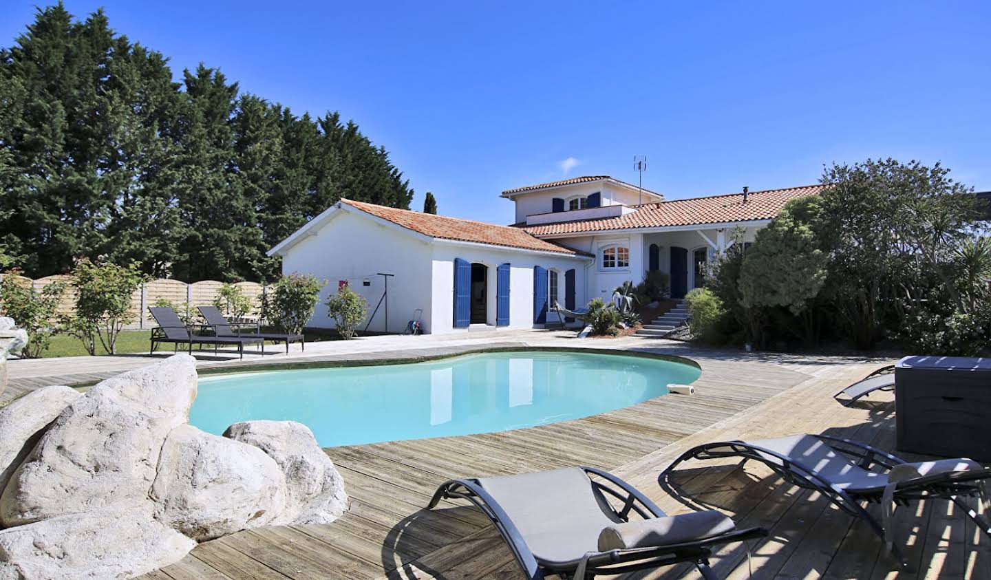Villa with pool Gradignan