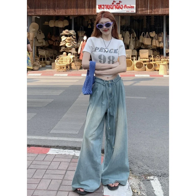 Jean Femme Ample à Cordon de Serrage et Jambes Larges. Pantalon décontracté et confortable pour un look tendance et stylé. Parfait pour toutes les occasions.