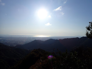 岩峰の上から伊勢湾を望む