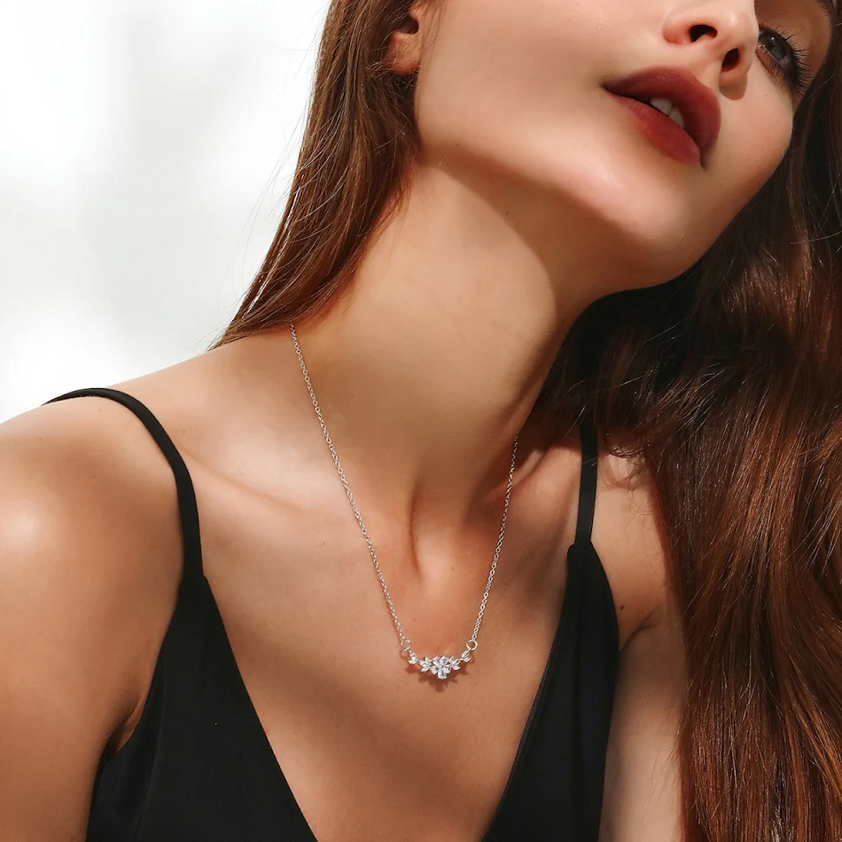 Collier ras de cou Pendentif Fleur Œil de Cheval, design original en cuivre incrusté à la main, élégance unique et intemporelle.