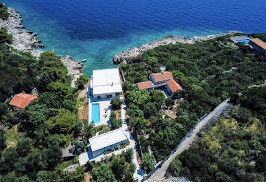 Maison avec piscine et terrasse 2