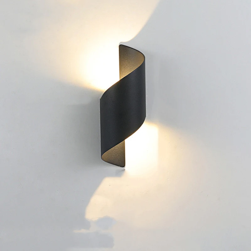 Moderne, eenvoudige waterdichte LED buitenlamp voor aan de muur, ideaal voor het verlichten van tuinen, terrassen en entrees met duurzaam licht.