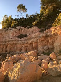 Rotsblokken aan Cala Penya Tallada