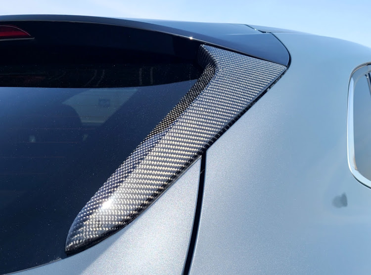 CX-30のリアルカーボン加工・リアガーニッシュ・自作・DIY・綾織カーボンに関するカスタム事例の投稿画像1枚目