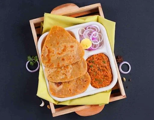 Chicken Kheema And Paratha Lunchbox