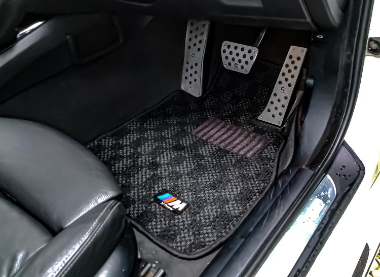 3シリーズ セダンの🌀なのでプチ仕様変更・BMW純正 Mフロアマットセット・やっぱり純正はクオリティー高い☝️に関するカスタム事例の投稿画像1枚目