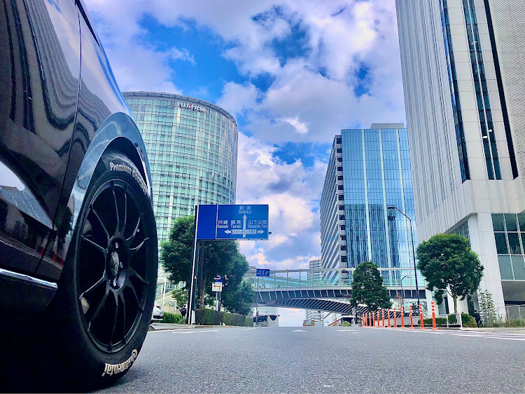 ゴルフトゥーランの横浜・みなとみらい・高層ビル群・映えスポット探し・愛車の一番好きな角度に関するカスタム事例の投稿画像4枚目