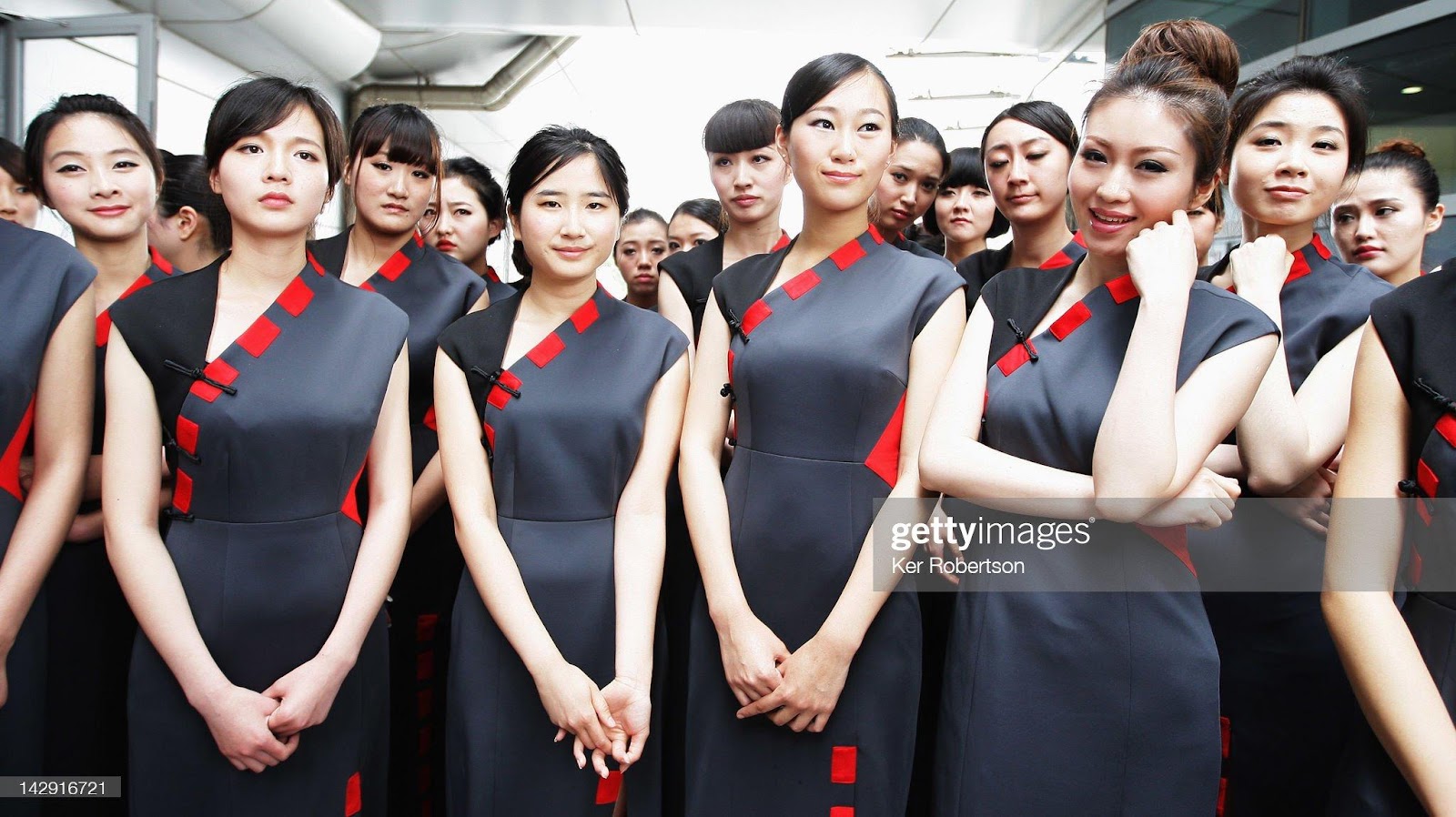 D:\Documenti\posts\posts\Women and motorsport\foto\Getty e altre\grid-girls-attend-the-drivers-parade-before-the-chinese-formula-one-picture-id142916721.jpg