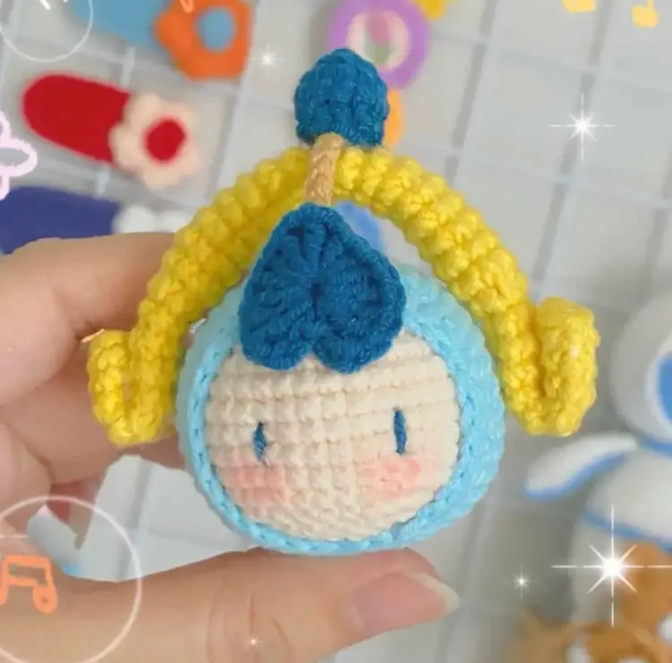Porte-clés poupée tricotée avec pendentif crocheté, adorable et unique. Un accessoire de mode artisanal parfait pour vos clés ou sac à main.