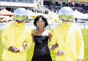 STYLE COUNCIL: Amanda Tuso is flanked by the glitter boys during the J&B Met held at Kenilworth Racecourse in Cape Town on Saturday. 31/01/09. © Gallo Images.