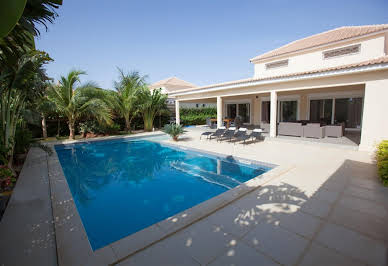 Maison avec piscine et terrasse 1